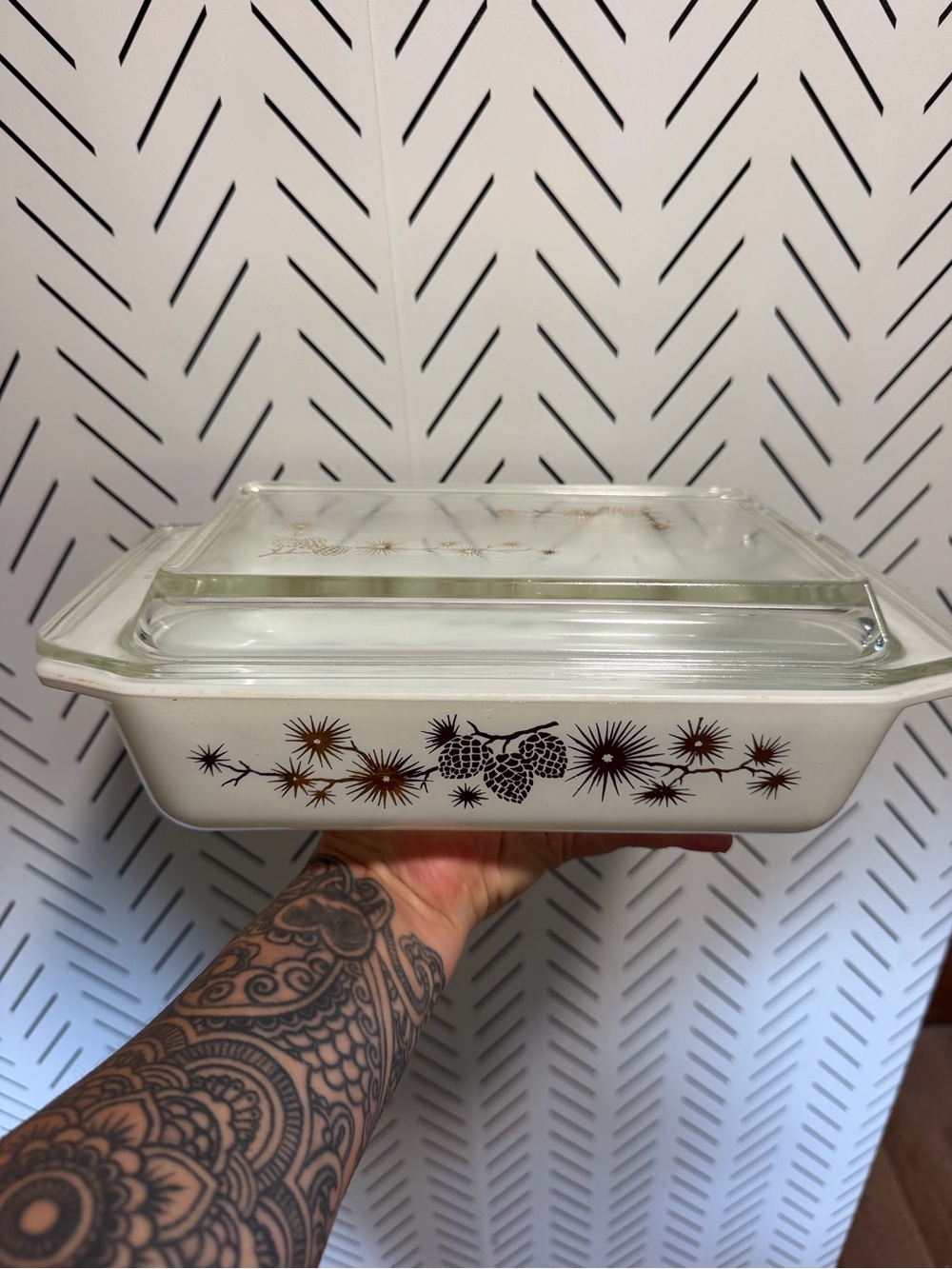 Pyrex golden pinecone 575 with lid